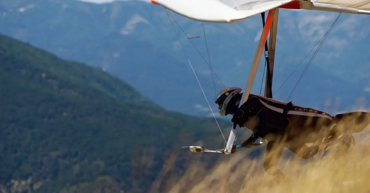 Comparatif : Faire du parapente vs deltaplane en Suisse